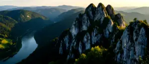 Widok na szczyt Trzy Korony w Pieninach - popularna trasa górska dla turystów z psem, panorama Dunajca