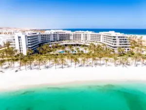 Luksusowy hotel all inclusive w Tunezji nad Morzem Śródziemnym z palmami i piaszczystą plażą