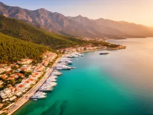 Turcja Marmaris - widok na zatokę Morza Egejskiego z portem jachtowym i górami porośniętymi sosnami