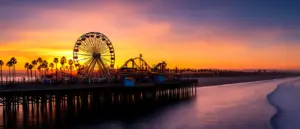 Molo Santa Monica o zachodzie słońca - idealne miejsce na wakacje Los Angeles z widokiem na ocean
