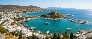 Wakacje pl bodrum - panorama wybrzeża z białymi budynkami nad lazurowym Morzem Egejskim i starożytnym zamkiem