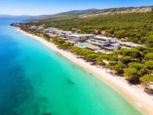 Widok na chorwackie wybrzeże Adriatyku idealne na wakacje pl chorwacja all inclusive z plażą i hotelem