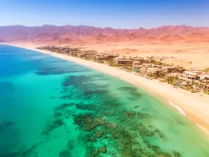 Wakacje pl egipt marsa alam - widok na turkusowe wody Morza Czerwonego i piaszczyste plaże kurortu z rafami koralowymi