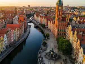 Widok na Stare Miasto w Gdańsku nad Motławą - wakacje pl gdansk oferuje wyjazdy z tego malowniczego miasta