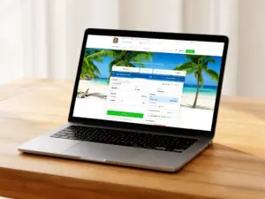 Ekran laptopa z interfejsem do rezerwacji wakacji pl na tle biurka z mapą i notesem podróżniczym