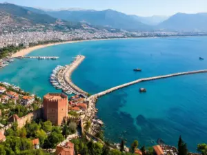 Wakacje pl turcja / alanya - panorama wybrzeża Alanyi z plażami i Czerwoną Wieżą nad Morzem Śródziemnym
