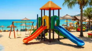Plac zabaw nad morzem idealny na wakacje z dziećmi - kolorowe atrakcje i piaszczysta plaża