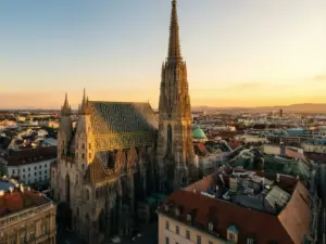 Panorama Wiednia z widokiem na Katedrę św. Szczepana - idealne miejsce do rezerwacji przez wiedeń booking