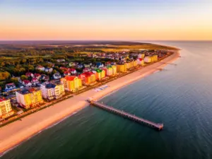 Panorama Władysławowa z lotu ptaka pokazująca plażę i noclegi przy nadmorskiej promenadzie