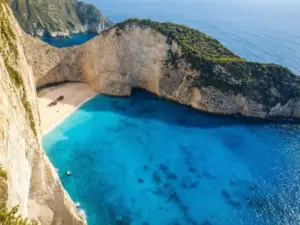 Zatoka Navagio na Zakynthos z wrakiem statku - najpopularniejszy cel wycieczek Zakynthos z lazurową wodą i białymi klifami