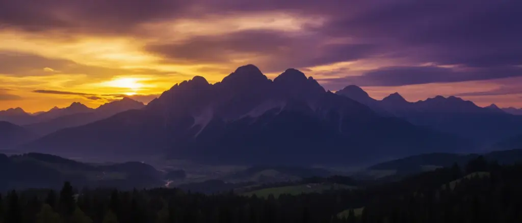 Zachód słońca Zakopane z widokiem na tatrzańskie szczyty w złotych i purpurowych barwach