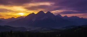 Zachód słońca Zakopane z widokiem na tatrzańskie szczyty w złotych i purpurowych barwach