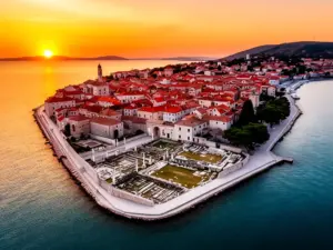 Widok na Stare Miasto w Zadarze od strony morza – popularna lokalizacja na zadar noclegi blisko zabytków i plaż