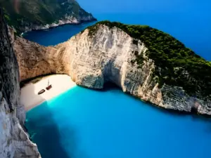 Zatoka Wraku na Zakynthos - najsłynniejsza z atrakcji wyspy z turkusową wodą i białymi klifami