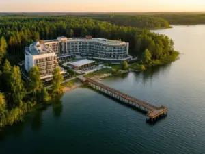 Zalesie Mazury Active Spa nad jeziorem Orzyc – widok z lotu ptaka na kompleks hotelowy otoczony mazurskimi lasami